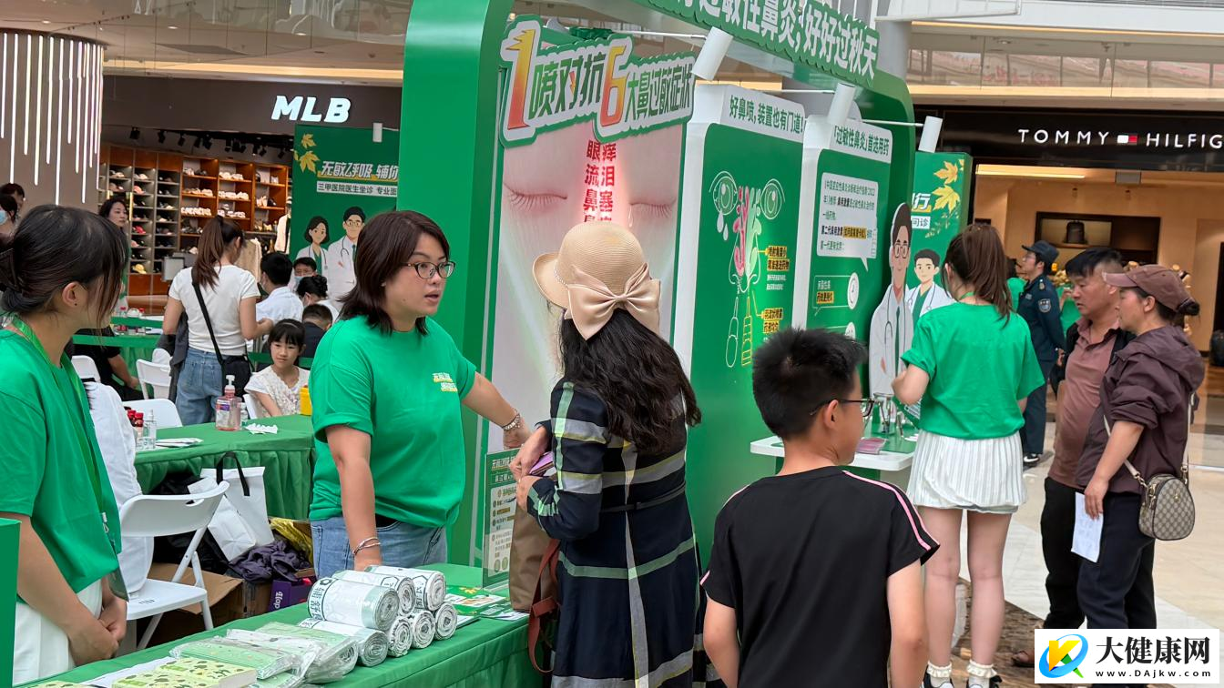市民正在进行科普互动。